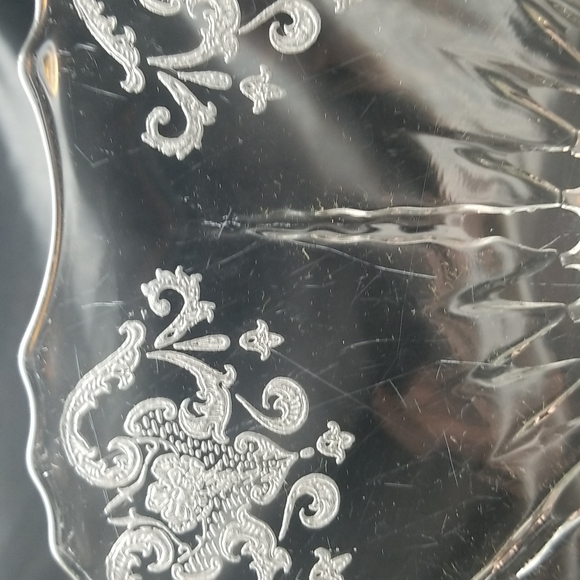 New Martinsville Radiance Floral & Scroll Cracker Serving Plate - Picture 14 of 16